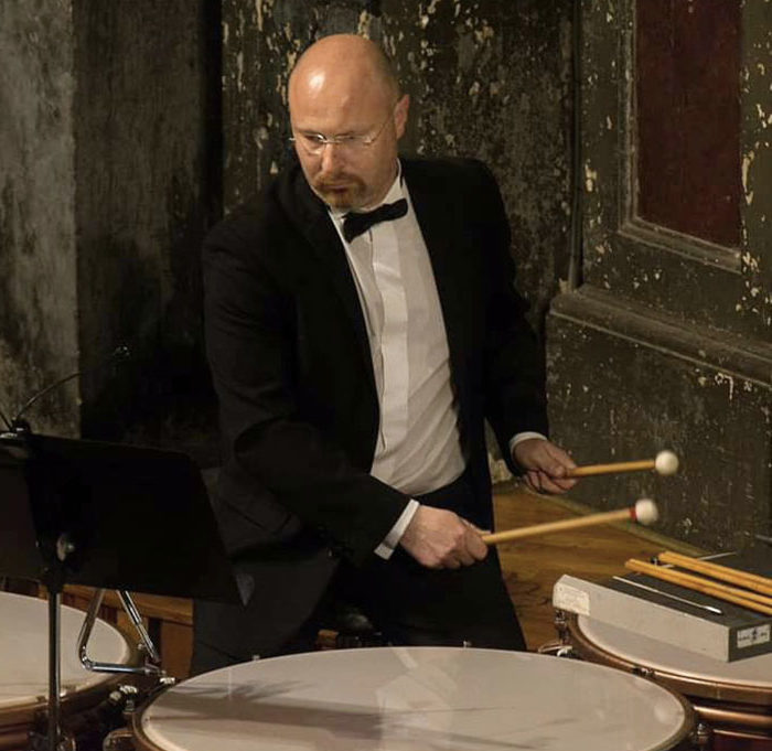 Bertrand Parisel percussionniste participe au festival Tons Voisins 2021 à Albi.