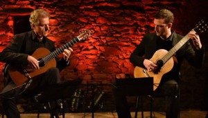 Gilbert et Aurélien Clamens à la guitare