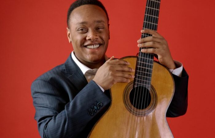 Raphaël Feuillâtre et sa guitare