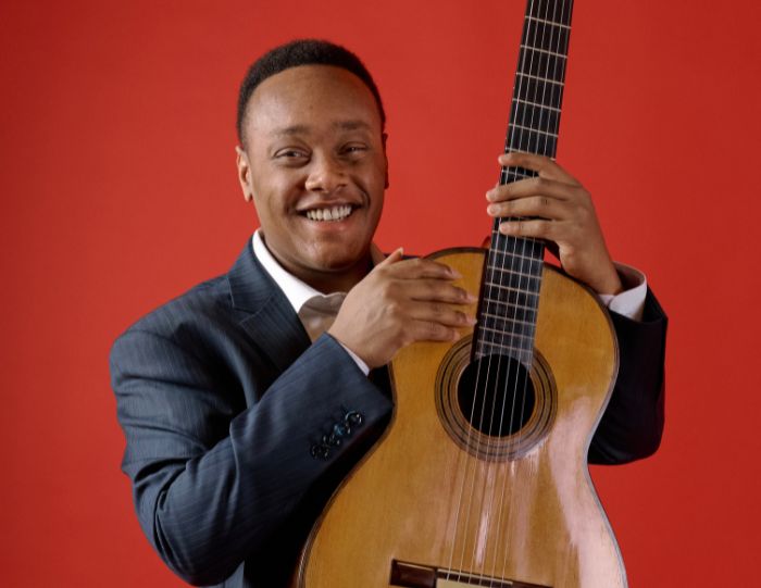 Raphaël Feuillâtre et sa guitare